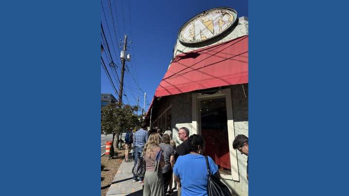 Customers flock to beloved Ponce restaurant Eats in its final days