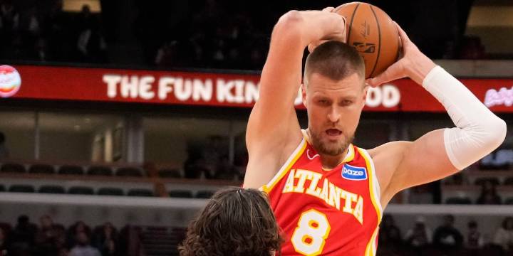 Porzingis scores 27 in return for Hawks in 128