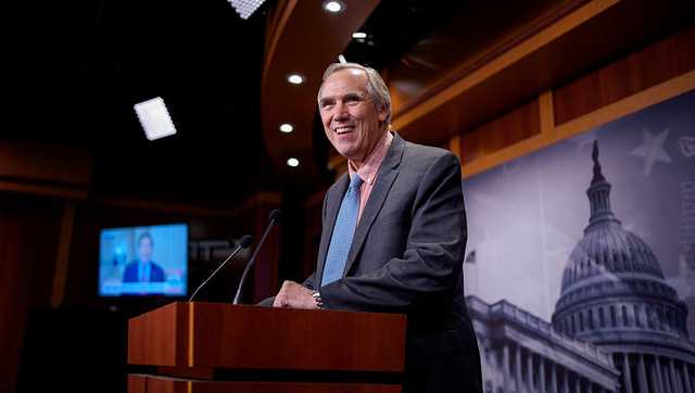 Democratic senator delivers 3rd longest floor speech in modern history to protest Trump