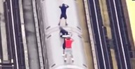 Alerta por el “Subway surfing”: tendencia de redes ya cobró la vida de varios menores en Nueva York