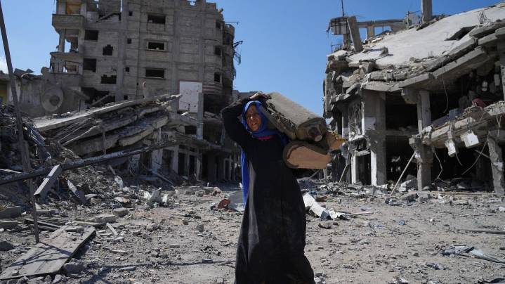 Thousands of Palestinians return to what's left of their homes as Gaza ceasefire takes effect