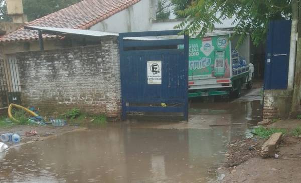 Vecinos de Gonnet, indignados: deben acarrear bidones de agua y ahora ni siquiera pueden llegar al camión