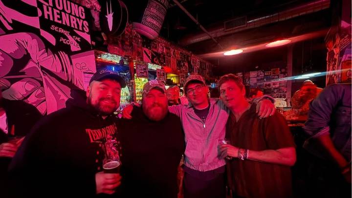 Teddy Swims and Rob Thomas spotted at tiny Adelaide dive bar ahead of SA shows