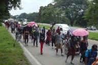 Migrantes llegan a Tonalá tras cruzar 224 kilómetros