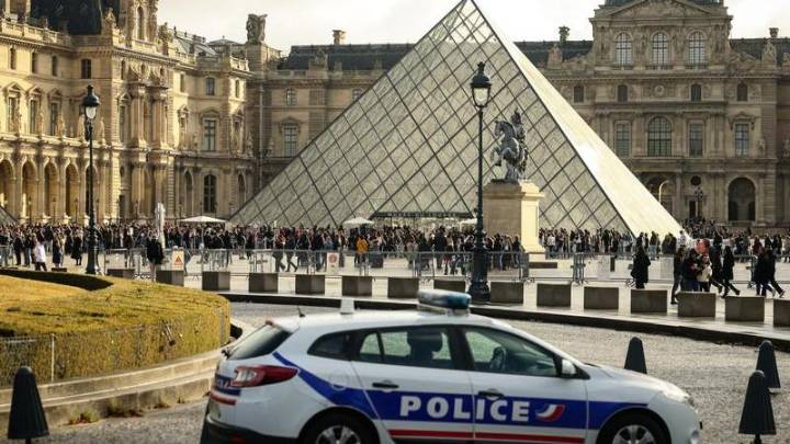 Louvre heist: Suspects to be charged after 'partially' confessing to robbery as prosecutors hunt for stolen jewels