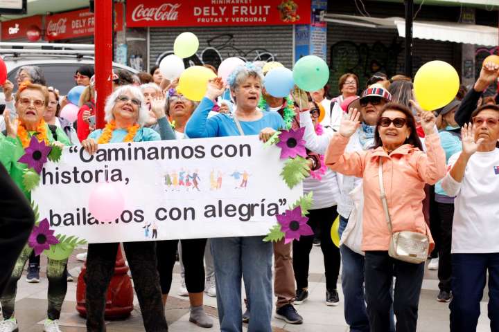 Multitudinaria caminata de personas mayores animan las calles de Arica