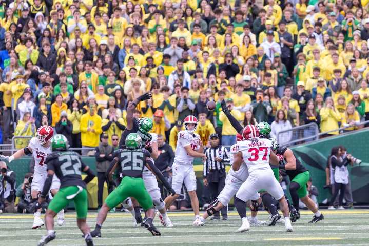 No. 7 Indiana dominates second half, hands No. 3 Oregon its first loss of the season