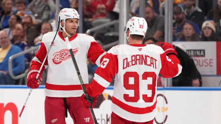 Wings begin road trip on winning note, beating the Blues, 5