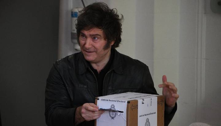Presidente Javier Milei vota en las legislativas argentinas sin declaraciones a la prensa