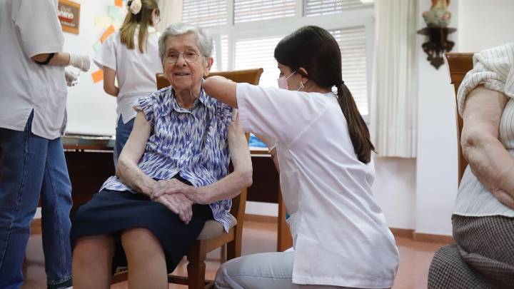 Comienza la vacunación contra la gripe en las residencias de Aragón: "Confío muchísimo"