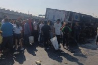 Volcadura de tráiler con pollo provoca rapiña en Ecatepec