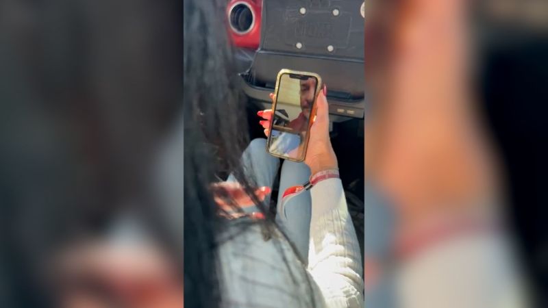 La madre de un rehén israelí habla con él por videollamada