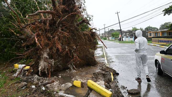Huracán Melissa se degrada a categoría 4 mientras golpea Jamaica
