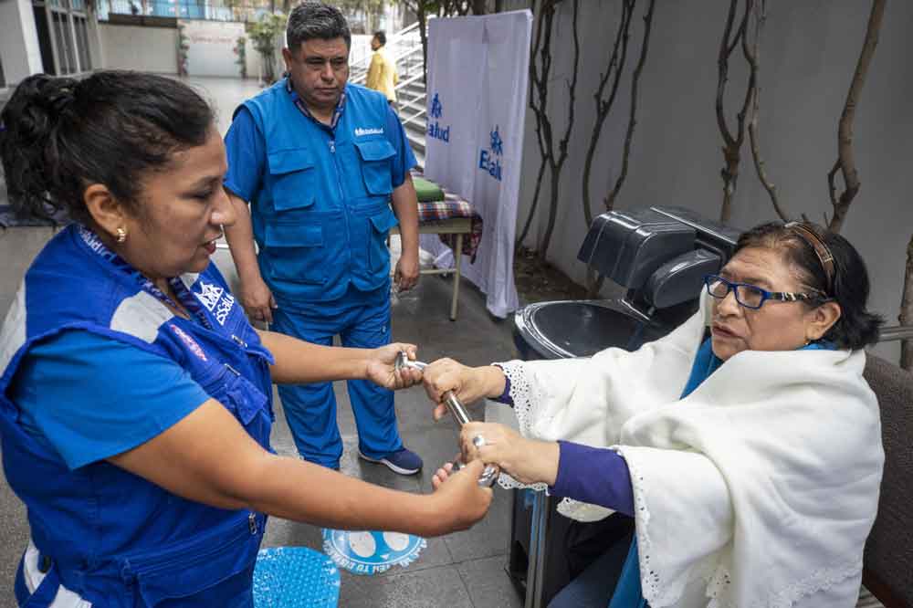 EsSalud advierte: caídas y fracturas en adultos mayores se pueden prevenir con medidas simples en el hogar