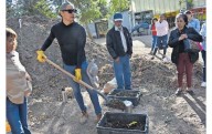 Enseñan a juarenses a preparar composta