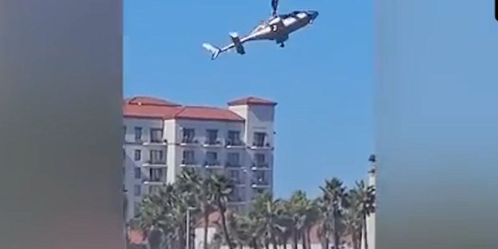 Impactante accidente en California: un helicóptero se estrelló en una concurrida avenida de Huntington Beach y hay al menos cinco heridos