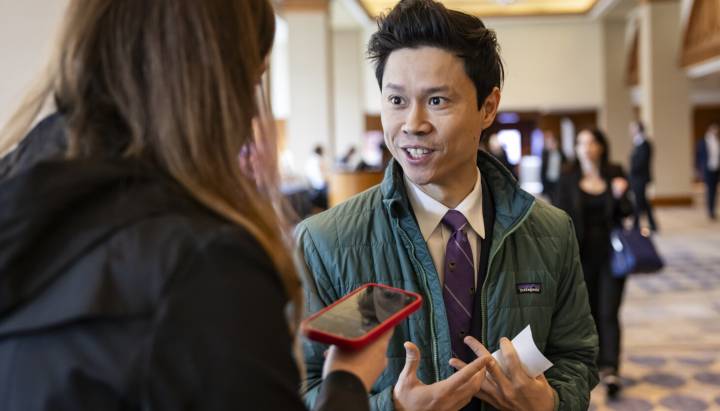 ICE agents point gun at state Rep. Hoan Huynh in Albany Park