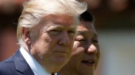 Escala la guerra comercial: Donald Trump anunció aranceles del 100% a la importación de productos chinos