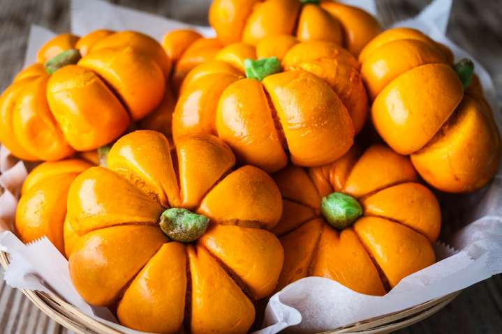 Bakery shapes New York-style bagels to look like pumpkins: Best Eats