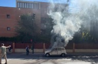 Arde un vehículo en la rotonda de la carretera de Las Peñas