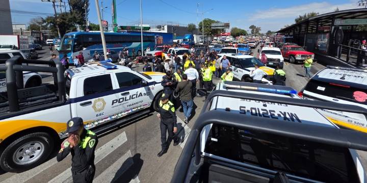 Encapsulan caravana de grúas en Calzada Vallejo; hay afectaciones viales en la CDMX
