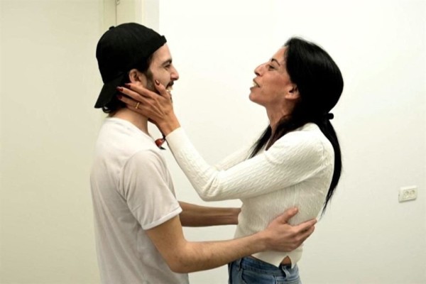Celebra madre de rehén regreso de su hijo a Israel