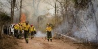 Continúan las tareas para combatir dos incendios de gran magnitud que se desataron hace semanas en Salta