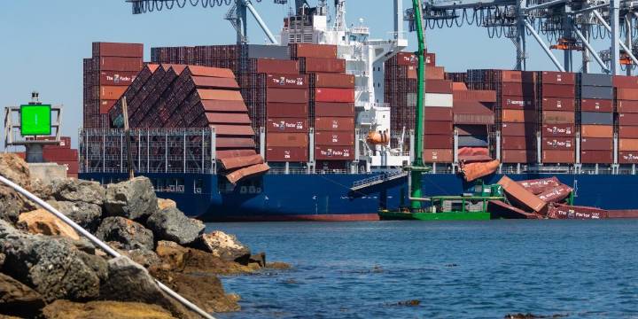 Trade and legal experts see up to 80% odds that the Supreme Court will rule against Trump's global tariffs