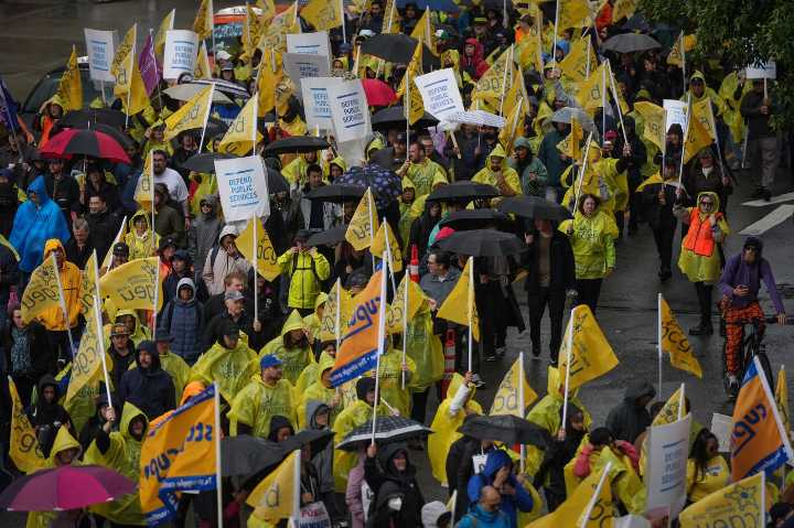 Striking B.C. public service workers expand pickets again to more liquor stores