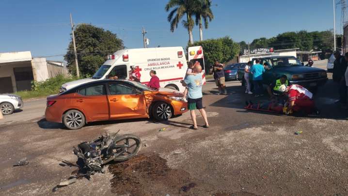 Motociclista se impacta en auto en la carretera Victoria