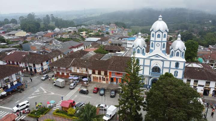 No es Salento. Este es el pueblo que enamora en el Quindío, un colorido destino de bella arquitectura