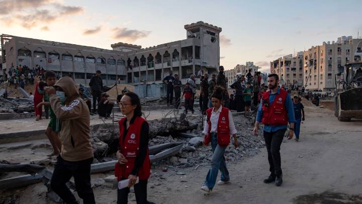 Hamás defiende que no ha roto el alto el fuego, mientras Israel ejerce presión con la ayuda