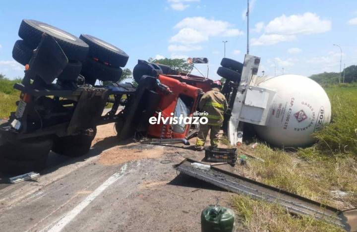 Cisterna de Gas Comunal volcó en carretera de Anzoátegui