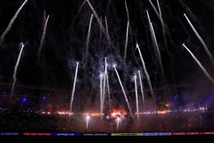Un espectáculo. Show de fuegos artificiales y bengalas: la increíble (y peligrosa) recepción de los hinchas para Racing