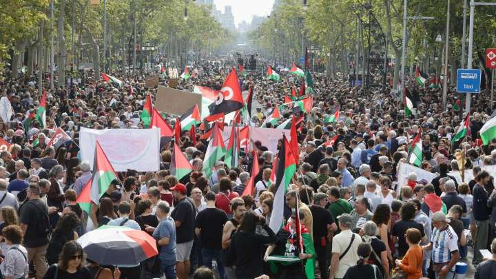 “Paremos el genocidio en Palestina”: miles de personas se manifiestan en el centro de Barcelona por Gaza