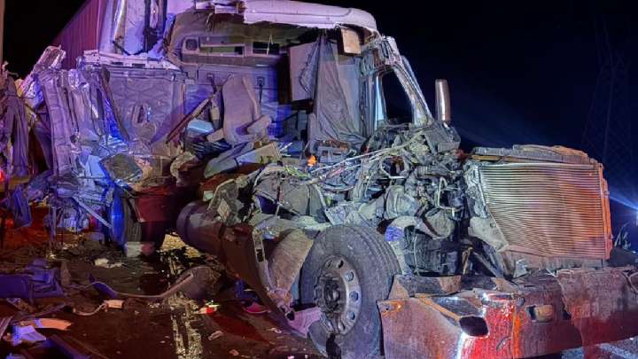 Tráiler termina destruido tras fuerte choque en la carretera Torreón