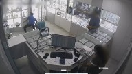 El momento del asalto a una joyería en Águilas, Murcia