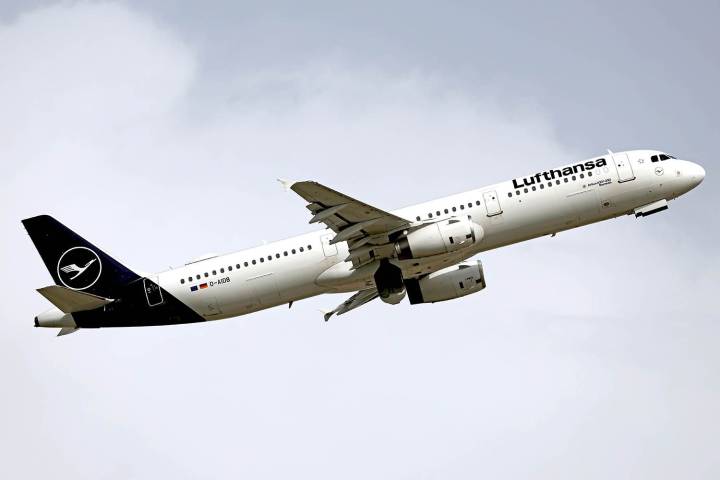 2 Teens Allegedly Stabbed with Metal Fork During Flight to Chicago, Man, 28, Charged