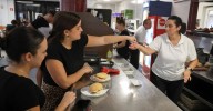 Desde hamburguesas vegetarianas a pan sin gluten o gazpachuelo: a qué precio y qué comen en la UMA