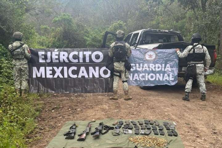 En Michoacán, aseguran fusiles, cargadores, cartuchos y granada