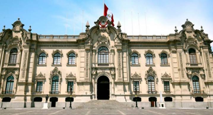 Gobierno dispone izar banderas a media asta tras muerte de manifestante durante protestas