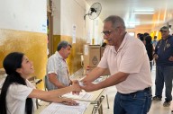 El intendente Ramón "Toto" González emitió su voto en una jornada democrática clave
