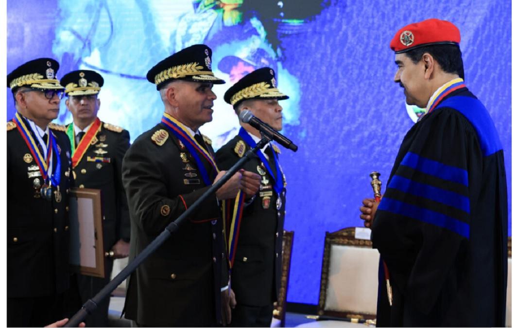 Maduro expresa su sentir al recibir de «manos militares» el Doctorado Honoris Causa
