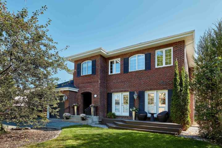 This $2.6M Edmonton home gives off major ’90s sitcom vibes
