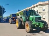"Menos discursos, más caminos":  productores realizaron un tractorazo en una localidad bonaerense por la falta de respuesta ante las inundaciones