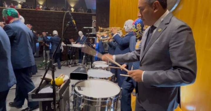 Diputados de Morena abandonan sesión para bailar con la Sonora Santanera
