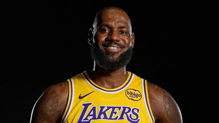 LeBron James recibe duras críticas por usar un truco publicitario para anunciar alcohol