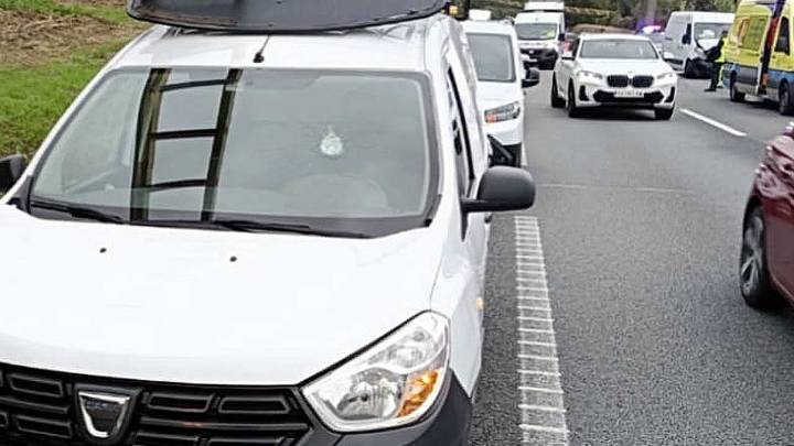 El lanzamiento de piedras desde un paso elevado en Vilaboa provoca un accidente múltiple en la AP