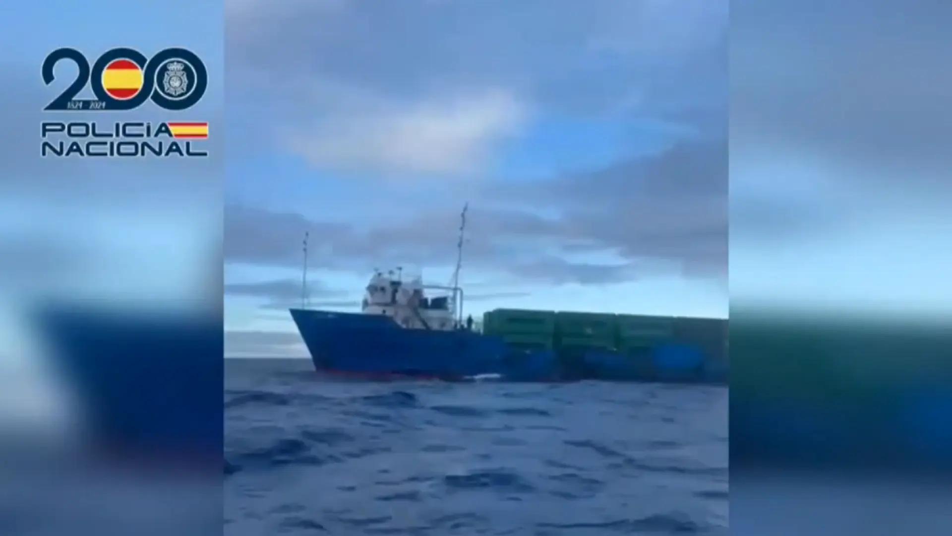 Incautan 6.500 kg de cocaína a 1.000 kilómetros de Canarias en un barco que viajaba hasta Vigo