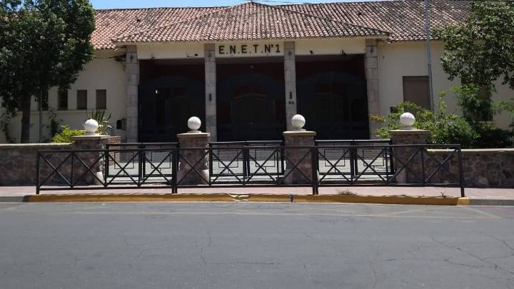 Padres de alumnos de la ENET Nº1 entregarán siete dispensers de agua a la escuela